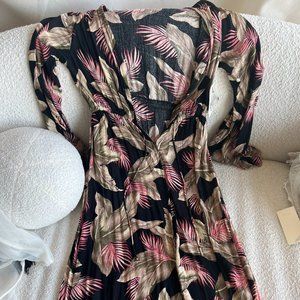 Brand New with tags Billabong long sleeve floral dress